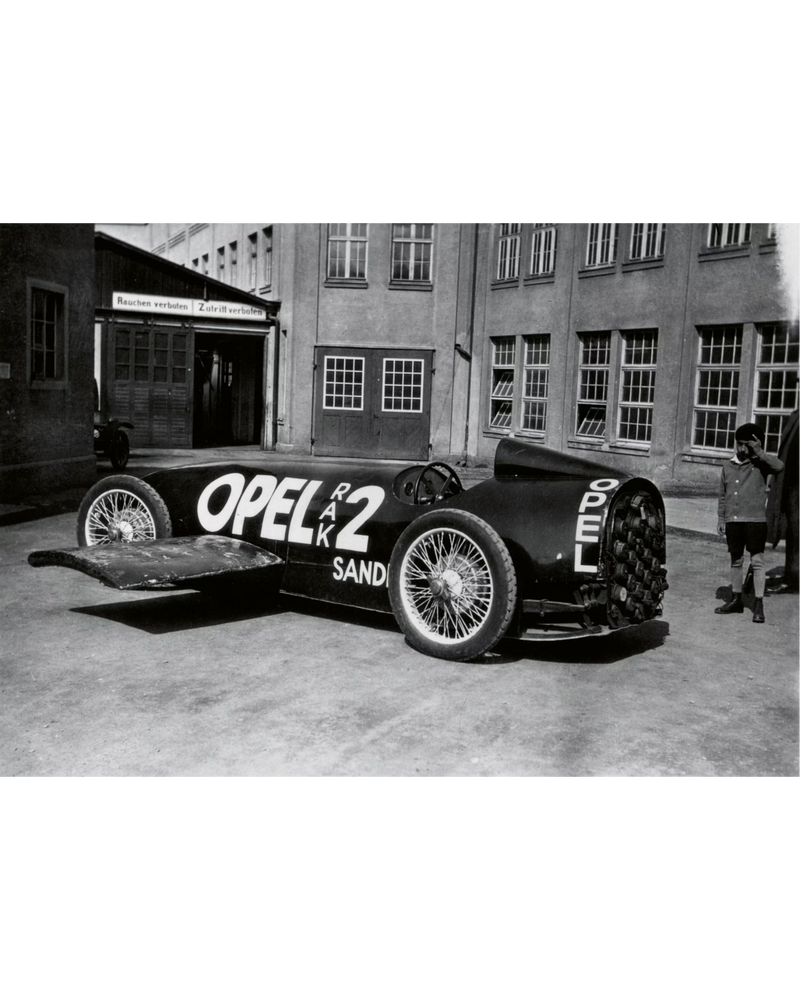 Libro con foto en blanco y negro de un coche Opel y texto en la página