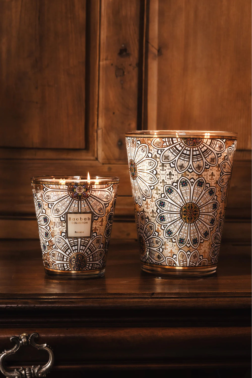 Vela Baobab Rosace en vasos de vidrio con estampado floral; llamas encendidas