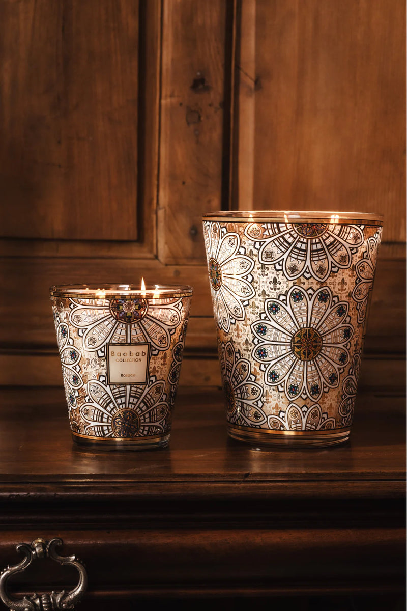Vela Baobab Rosace en vasos de vidrio con estampado floral; llamas encendidas