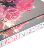 Caja Dior en flor con tapa floral rosa y franja negra con logotipo Dior