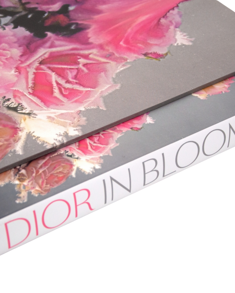 Caja Dior en flor con tapa floral rosa y franja negra con logotipo Dior