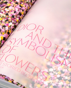 Caja Dior en flor con portada rosa y texto Dior en letras grandes