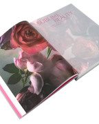 Estuche Dior en flor con rosas y tapa gris; texto Sublime Beauty en la esquina