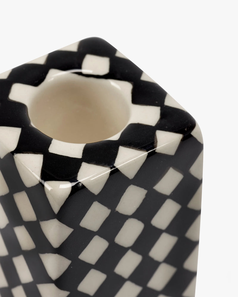 Portavelas cerámico de ajedrez negro y blanco, con abertura circular
