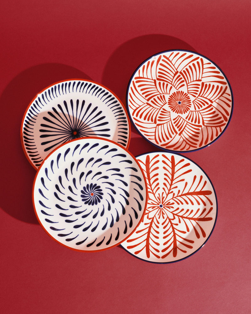 Set de 4 platos desayuno apilados con espirales y flores rojo y azul