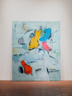 Pintura abstracta con figuras en azul, amarillo y rosa, sobre fondo celeste y trazos oscuros