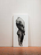 Pintura en lienzo vertical con figura humana abstracta en blanco y gris oscuro.