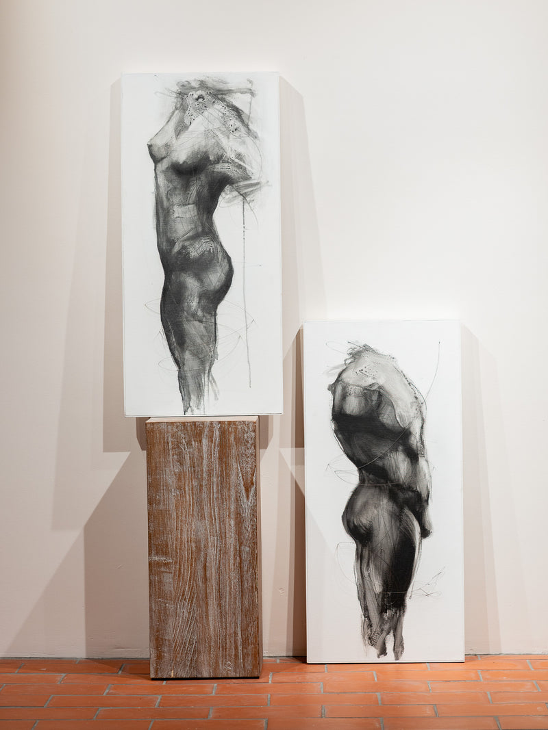 Conjunto de dos pinturas con figuras femeninas en blanco y negro, líneas y mancha
