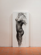 Pintura con figura femenina en blanco y negro, trazos sueltos y salpicaduras