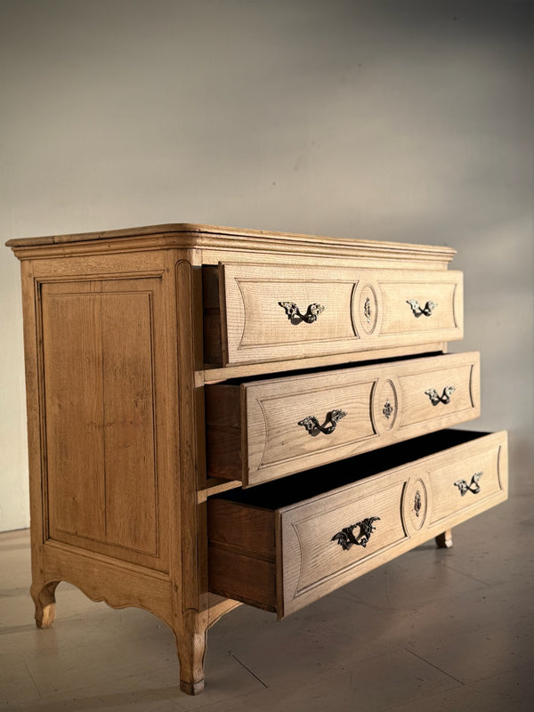 Cómoda francesa  estilo Luis XV