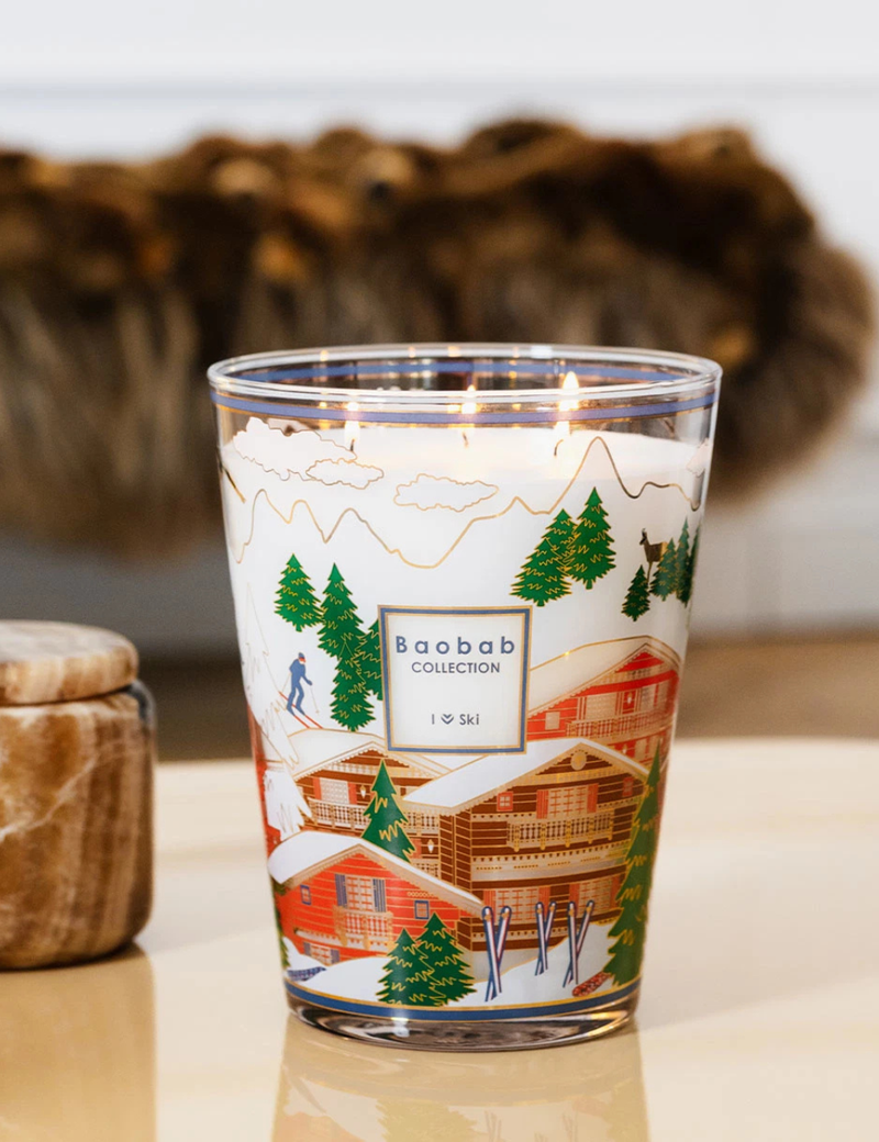 Vela Baobab en vaso de vidrio, diseño de esquí con casitas, pinos y montañas.