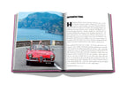 Libro abierto: coche rojo en la costa y columna de texto en la página derecha.
