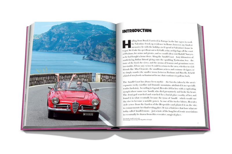 Libro abierto: coche rojo en la costa y columna de texto en la página derecha.