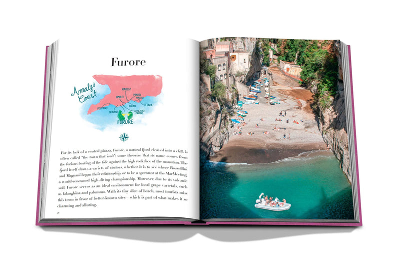 Libro abierto: mapa de Furore a la izquierda y bahía con agua turquesa a la derecha.