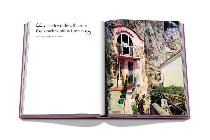 Libro abierto con ventana y balcón floral en calle de piedra, a la derecha.