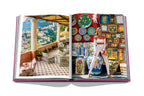 Libro abierto: terraza con vista y persona frente a azulejos decorativos coloridos.