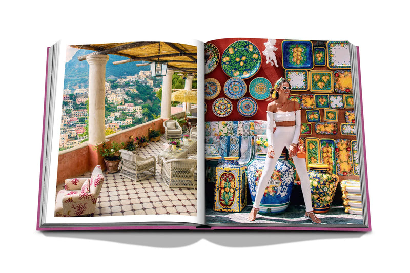 Libro abierto: terraza con vista y persona frente a azulejos decorativos coloridos.