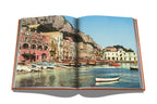 Libro Capri Dolce Vita abierto con foto de puerto y barcos en el agua