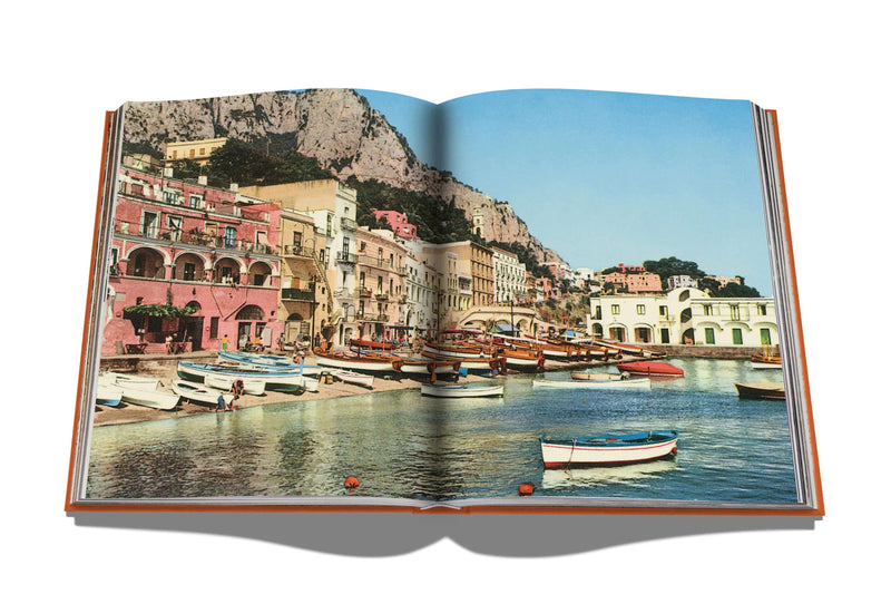 Libro Capri Dolce Vita abierto con foto de puerto y barcos en el agua