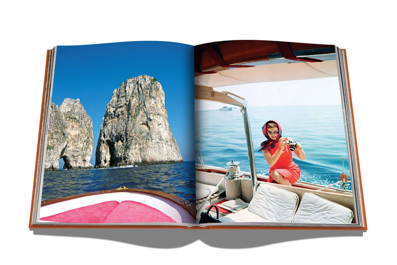 Libro Capri Dolce Vita abierto con fotos de acantilados y mujer en barco