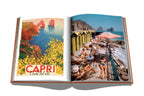 Libro Capri Dolce Vita abierto con ilustración y foto de gente en la costa