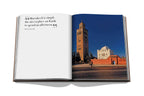 Libro abierto: cita en la izquierda y foto de torre y edificios con cielo azul