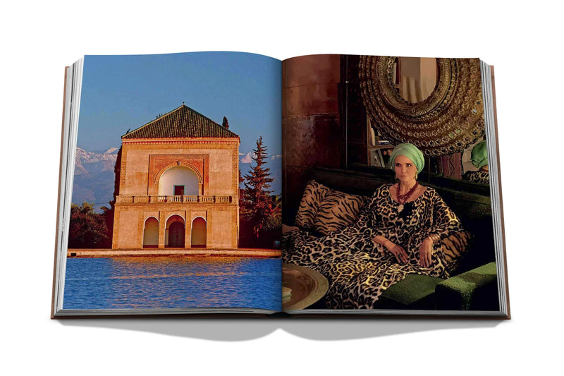 Libro abierto con foto de edificio junto a agua y retrato con vestido estampado