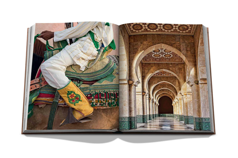 Libro abierto con foto de interior de arcos y piso con mosaicos