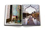 Libro abierto con fotos de interior decorado y pasillo con faroles