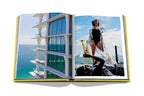 Libro Miami Beach abierto: edificio moderno junto al mar y mujer con saxofón