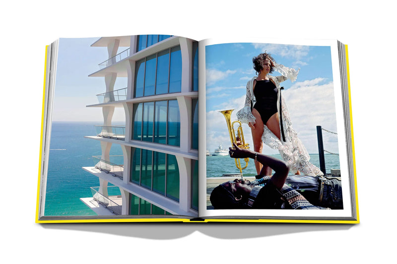 Libro Miami Beach abierto: edificio moderno junto al mar y mujer con saxofón
