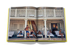 Libro de fotografía abierto con terraza, cortinas y varias personas con ropa de baño