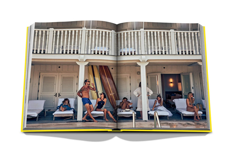 Libro de fotografía abierto con terraza, cortinas y varias personas con ropa de baño