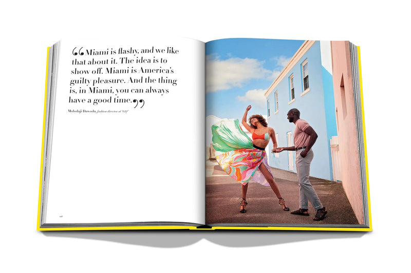 Libro de fotografía abierto con pareja bailando al aire libre y vestido multicolor