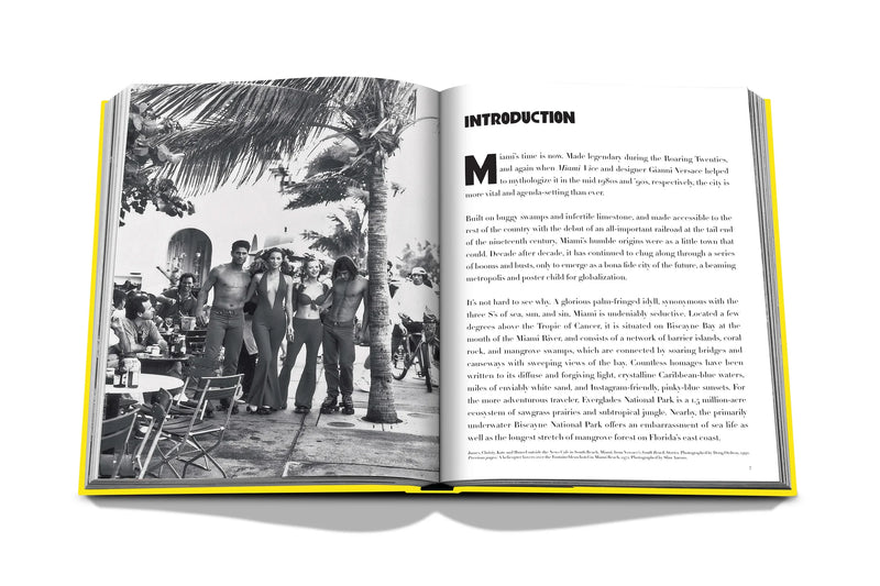 Libro Miami Beach abierto con página “INTRODUCTION” y foto en blanco y negro