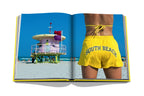 Libro Miami Beach abierto: foto de shorts de baño amarillos con cordón y texto