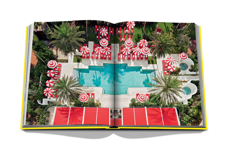 Libro Miami Beach abierto con vista de piscina turquesa y áreas con decoraciones rojas