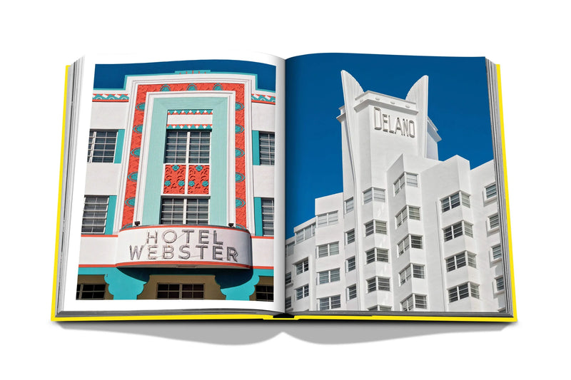 Libro Miami Beach abierto con fachadas de hoteles, letrero “HOTEL WESTER” y “DELANO”