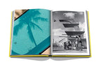 Libro Miami Beach abierto: piscina turquesa en primer plano y foto en blanco y negro
