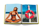 Libro Miami Beach abierto: bikini multicolor y salvavidas rojo en la playa