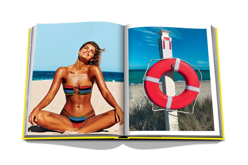 Libro Miami Beach abierto: bikini multicolor y salvavidas rojo en la playa