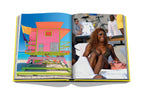 Libro Miami Beach abierto: torre de salvavidas colorida y mujer sonriendo en la tumbona