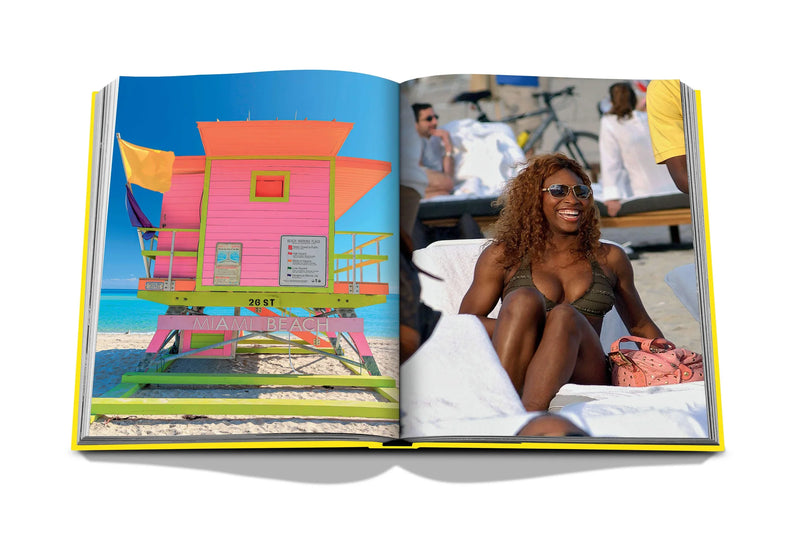 Libro Miami Beach abierto: torre de salvavidas colorida y mujer sonriendo en la tumbona