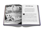 Libro abierto con fotos en blanco y negro y bloques de texto
