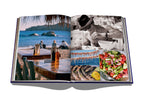 Libro abierto con fotos de playa, bebidas y platos con ensalada