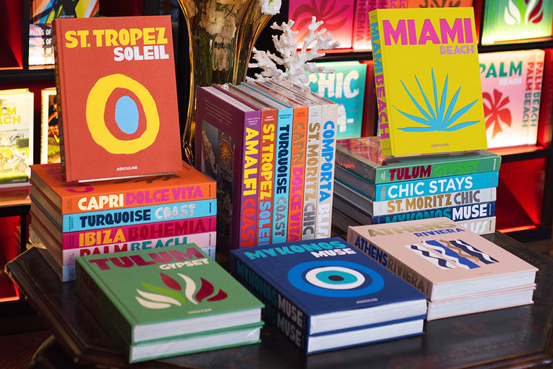 Pila de libros con portadas coloridas y diseños gráficos visibles