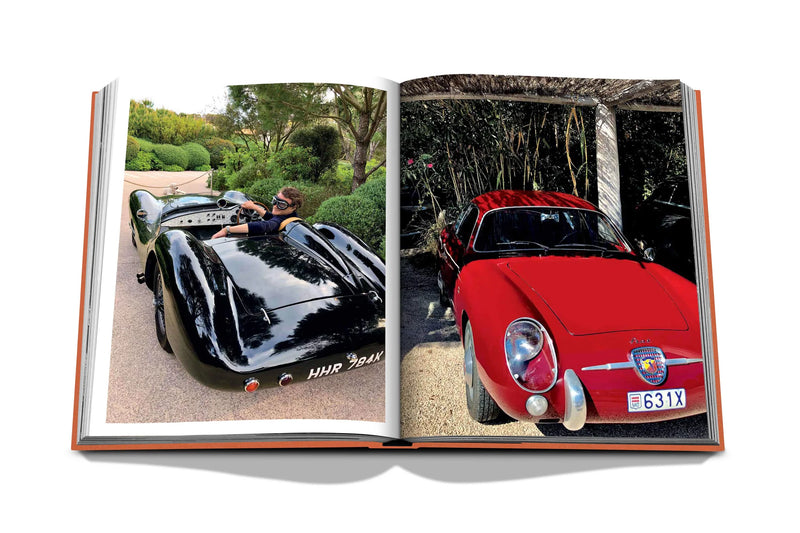 Libro abierto con fotos de autos clásicos, uno negro y otro rojo