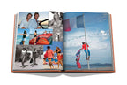 Libro abierto con collage de fotos de playa, bandera y personas