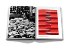 Libro abierto con fotografías de plumas estilográficas y estuche rojo