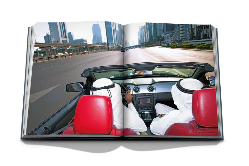 Páginas interiores abiertas con foto del interior de un coche y asientos rojos